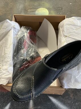 Clarks Men’s Black Leather Slip-On Loafer with Contrast Stitching